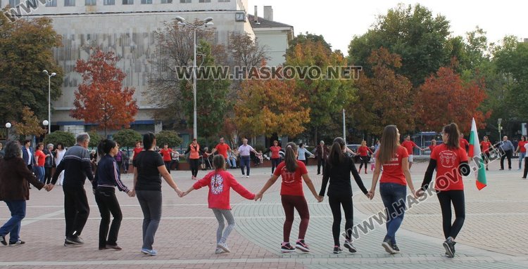 На общоградското хоро набраха 466 лв. за болна жена от село Добрич