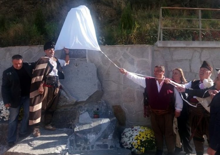 Десетки гайдари от цяла България свириха на откриването на паметника на родопското чудо Апостол Кисьов