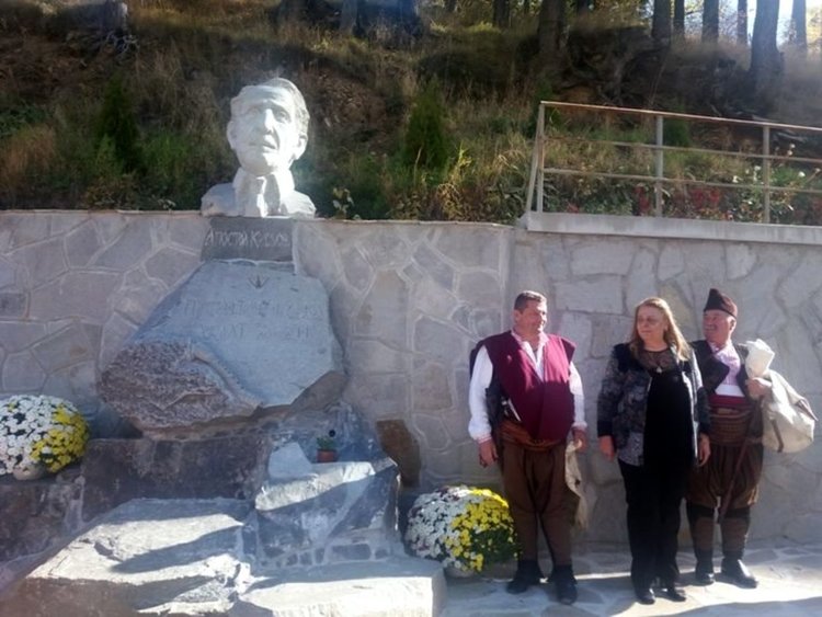 Десетки гайдари от цяла България свириха на откриването на паметника на родопското чудо Апостол Кисьов