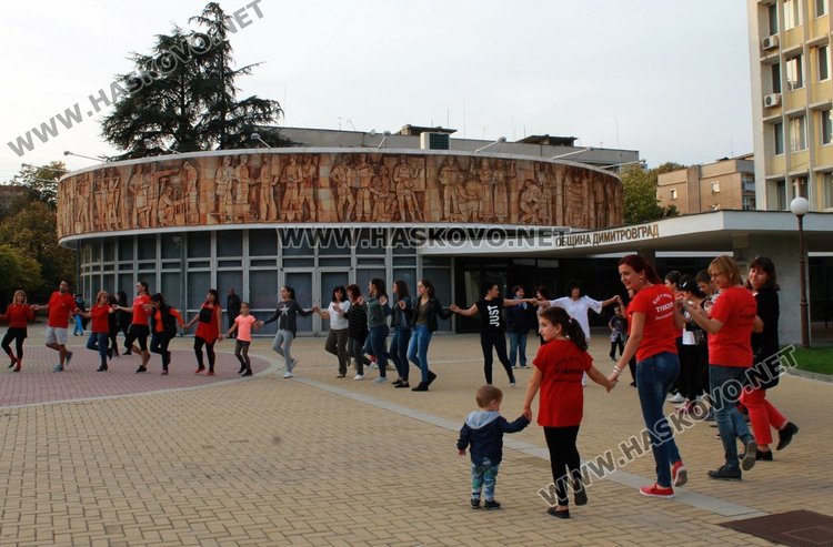 На общоградското хоро набраха 466 лв. за болна жена от село Добрич