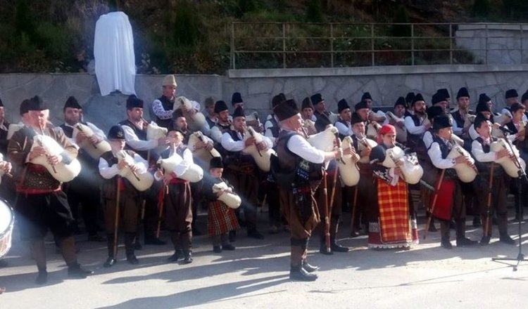 Десетки гайдари от цяла България свириха на откриването на паметника на родопското чудо Апостол Кисьов