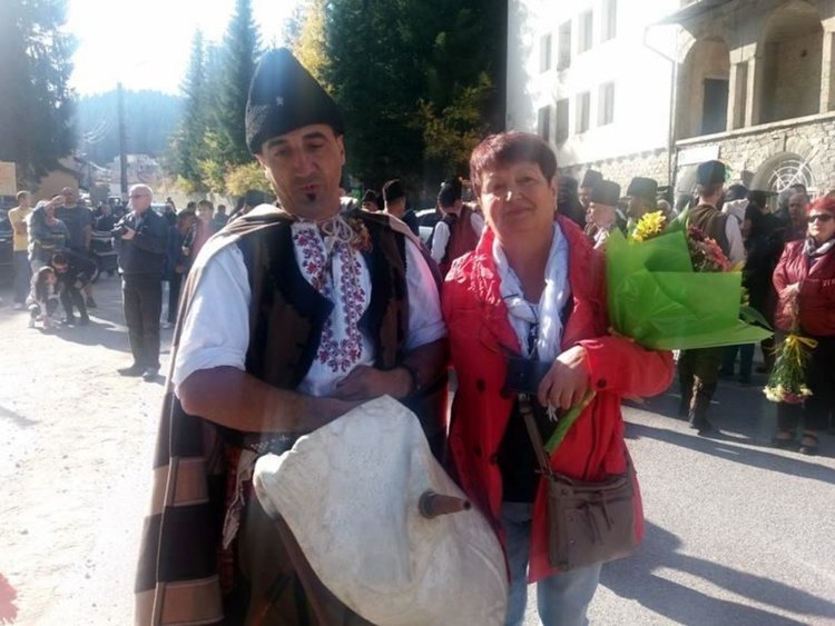 Десетки гайдари от цяла България свириха на откриването на паметника на родопското чудо Апостол Кисьов