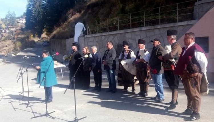Десетки гайдари от цяла България свириха на откриването на паметника на родопското чудо Апостол Кисьов