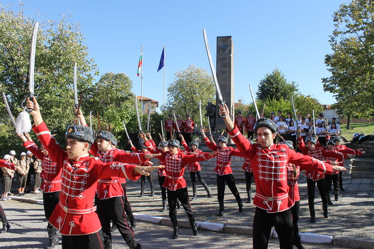 Пчеларово празнува  с езикова гимназия „Христо Ботев“