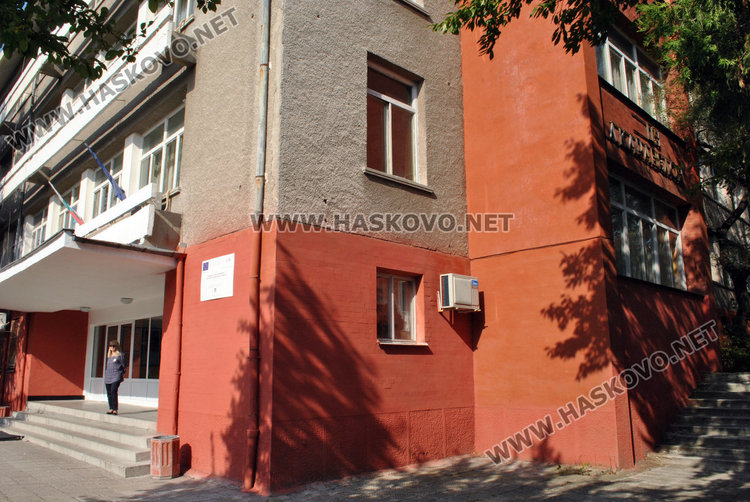 Майка: Не доставят бутилирана вода за децата в „Любен Каравелов“