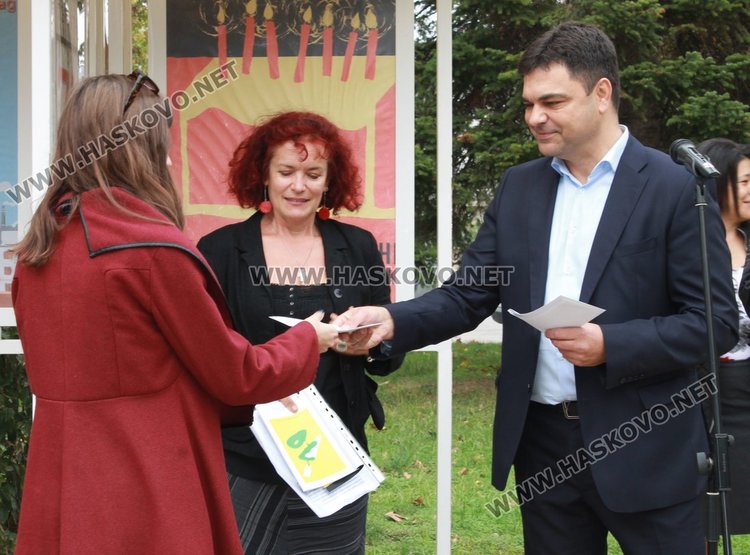 Авторите на най-добрите плакати от календара на Община Димитровград бяха отличени днес