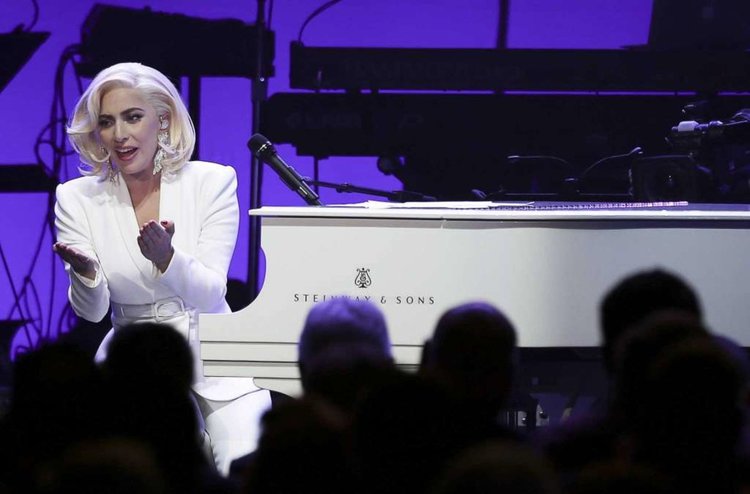 Петима президенти и Лейди Гага в грандиозен концерт (видео)