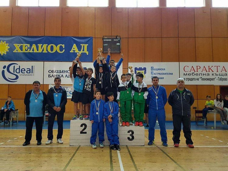 Отборът момчета на „Атлет“ стана шампион при 11-годишните бадминтонисти