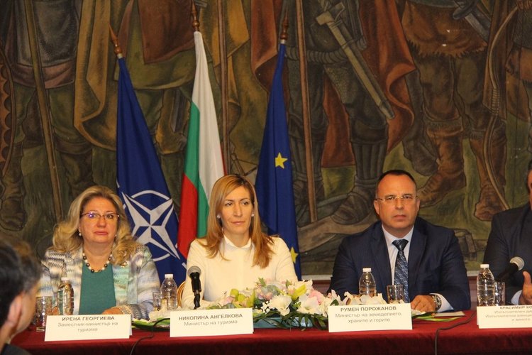 Определят 12 винено-кулинарни дестинации за туризъм