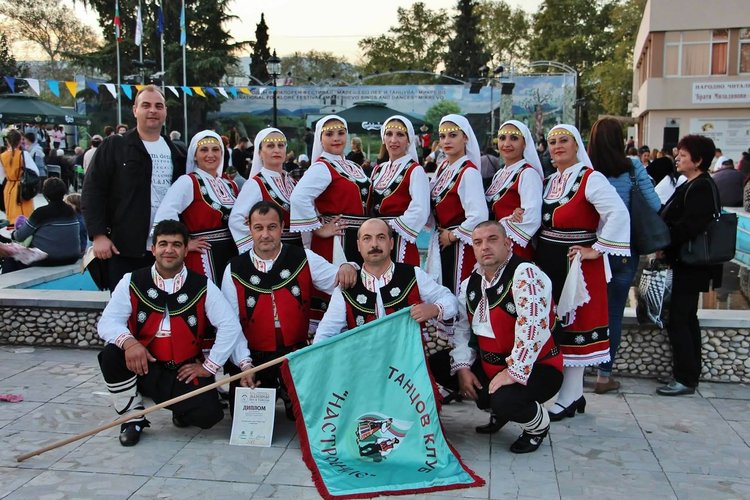 Танцьорите от клуб "Настроение" към читалището в Черногорово