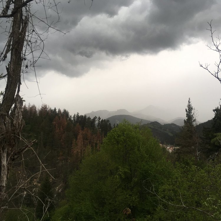 24 октомври-хладно и дъждовно, с гръмотевици