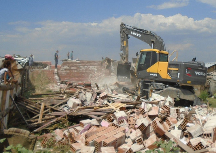 Продължава премахването на незаконни ромски постройки, трима се жалят в Страсбург
