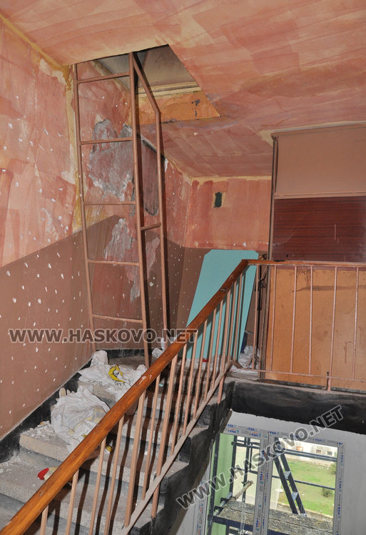 Саниращ се блок в Бадема протече, събират вода в легени