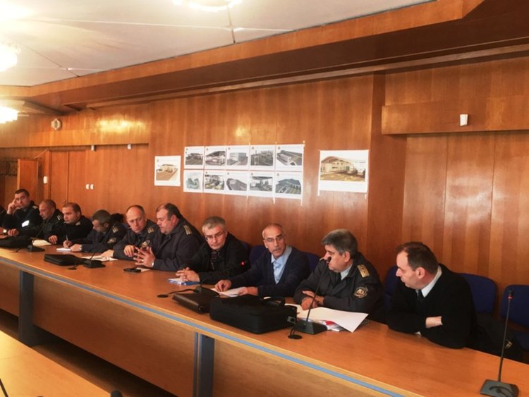 Пожарникари и доброволци заедно дават дежурства 