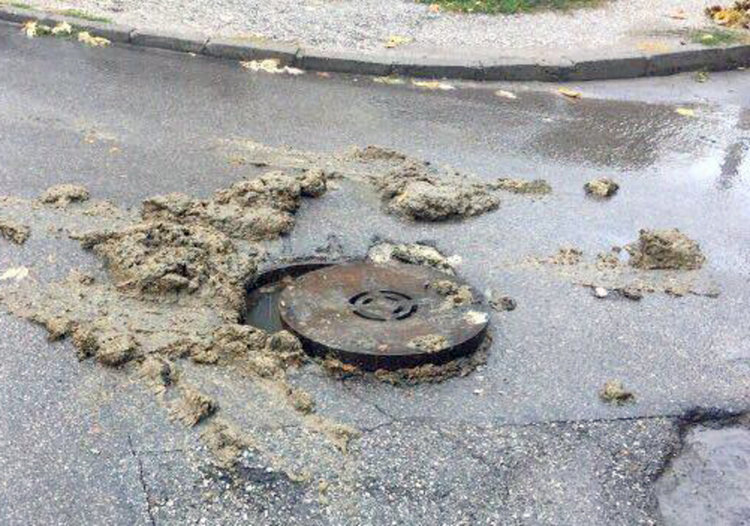 Канализация изби след дъжда и вмириса бул. “Илинден”