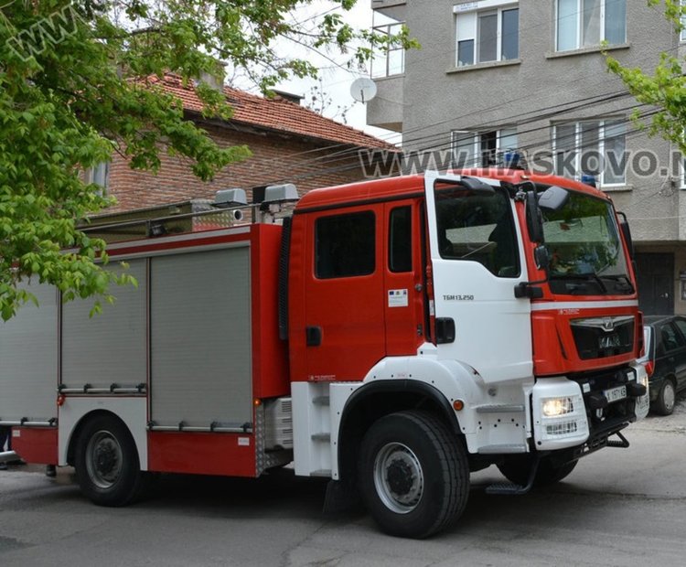 Пожарникари отводниха забавачка, разчистиха клони в МБАЛ-Хасково