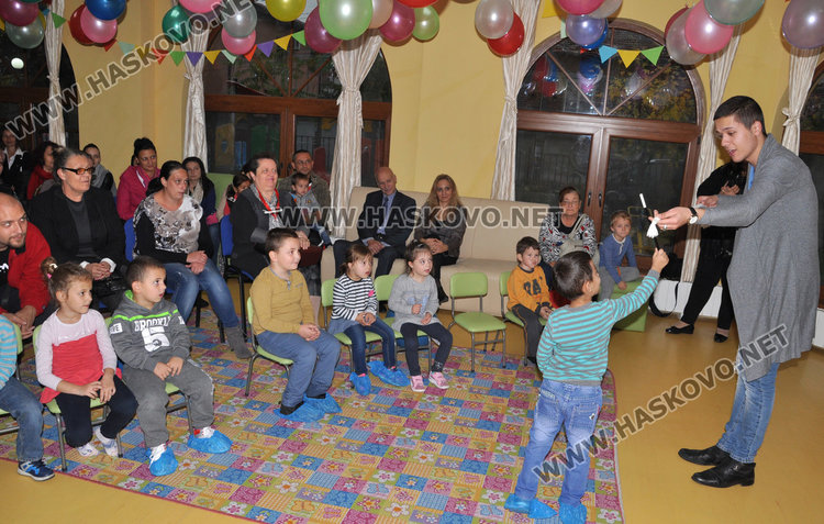 Общностният център стана на 3 г., зарадваха децата с торта и фокуси