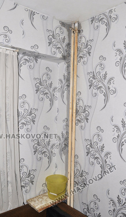 Саниран блок протече от 8-ия до 1-ия етаж, вода изби от ел. лампа