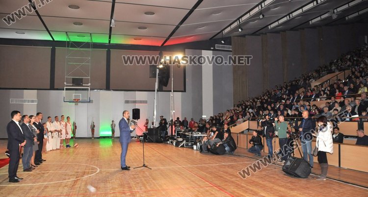 Препълниха зала "Младост" за спектакъла на ансамбъл "Чинари"