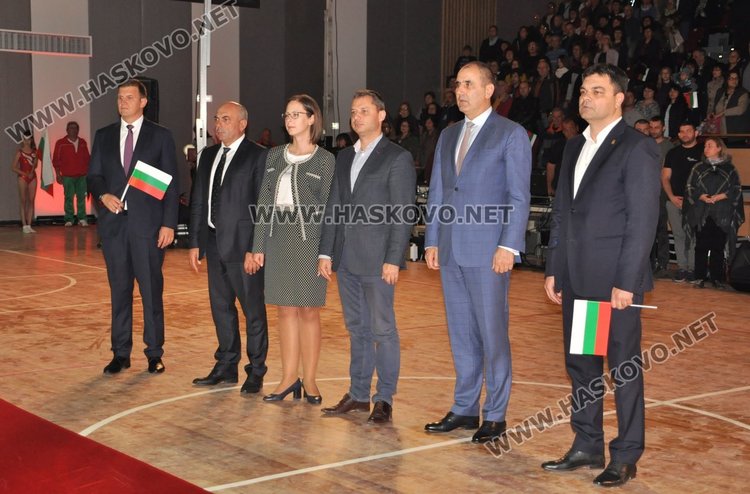 Препълниха зала "Младост" за спектакъла на ансамбъл "Чинари"