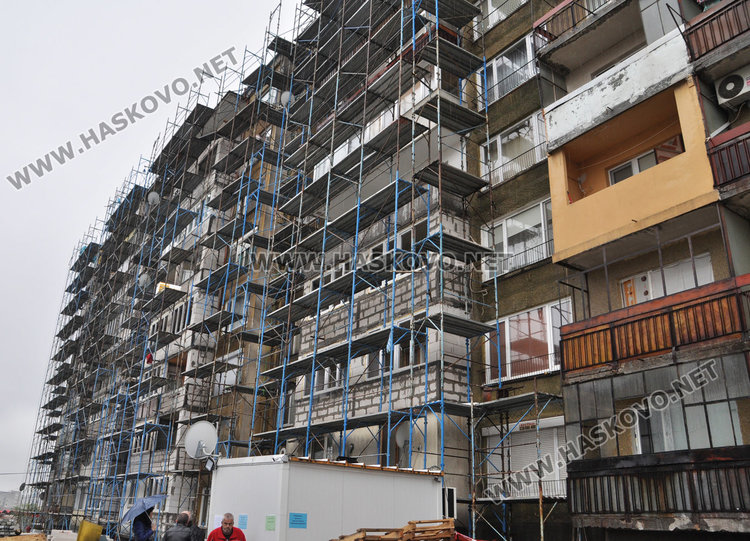 Саниран блок протече от 8-ия до 1-ия етаж, вода изби от ел. лампа