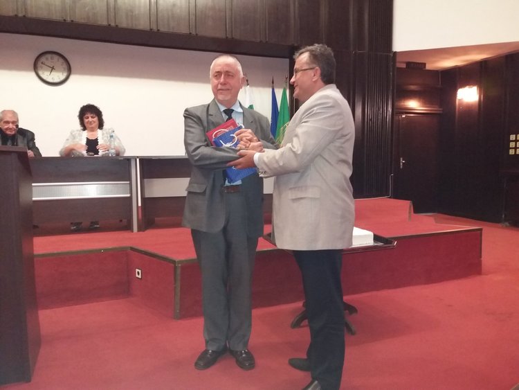 Вместо да получават подаръци за рождения си ден, писателите раздаваха