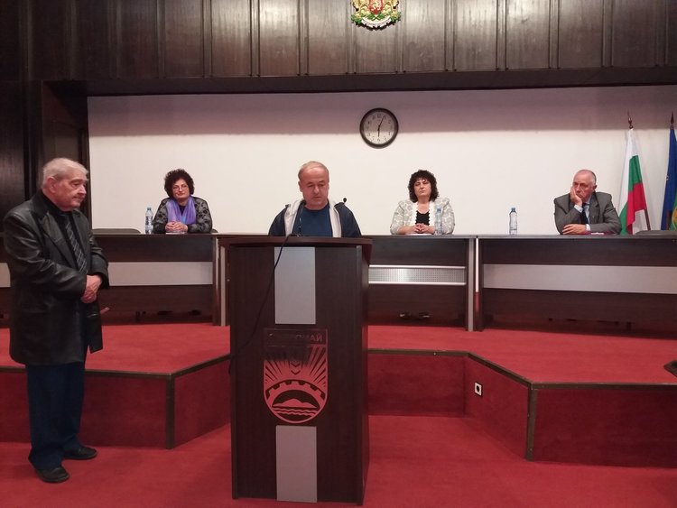 Вместо да получават подаръци за рождения си ден, писателите раздаваха