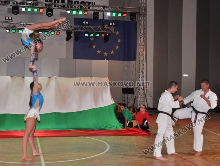 Препълниха зала "Младост" за спектакъла на ансамбъл "Чинари"