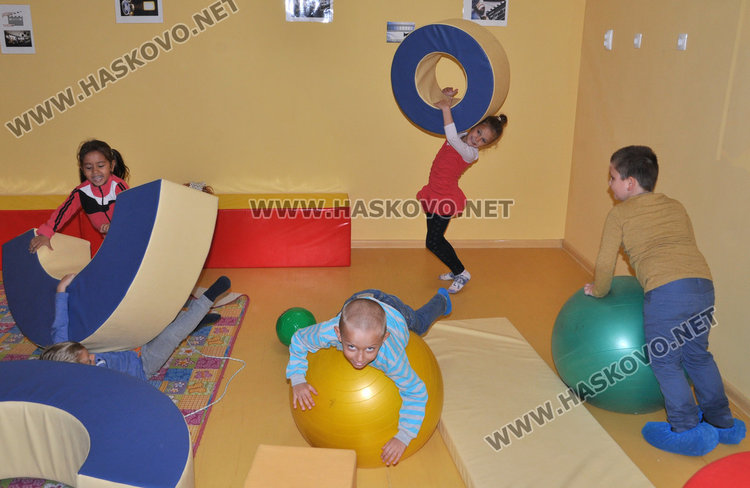 Общностният център стана на 3 г., зарадваха децата с торта и фокуси