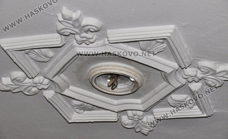 Саниран блок протече от 8-ия до 1-ия етаж, вода изби от ел. лампа