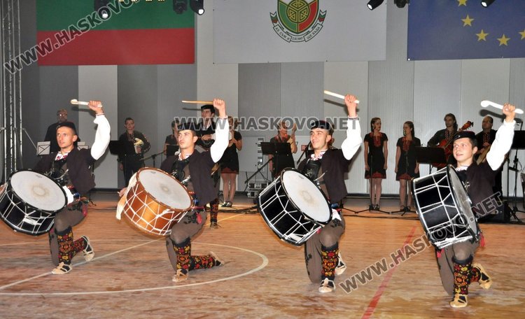 Обновената и вече многофункционална Спортна зала в Димитровград се препълни за спектакъла на ансамбъл "Чинари"