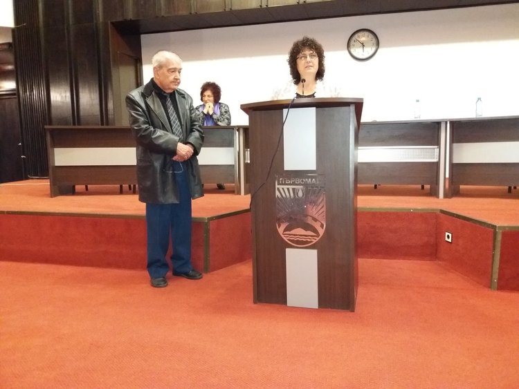 Вместо да получават подаръци за рождения си ден, писателите раздаваха