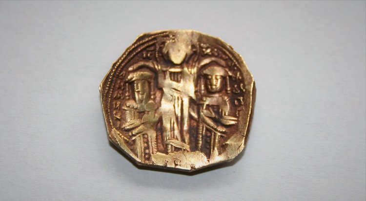 Златна монета на император Андроник II от крепостта Русокастро