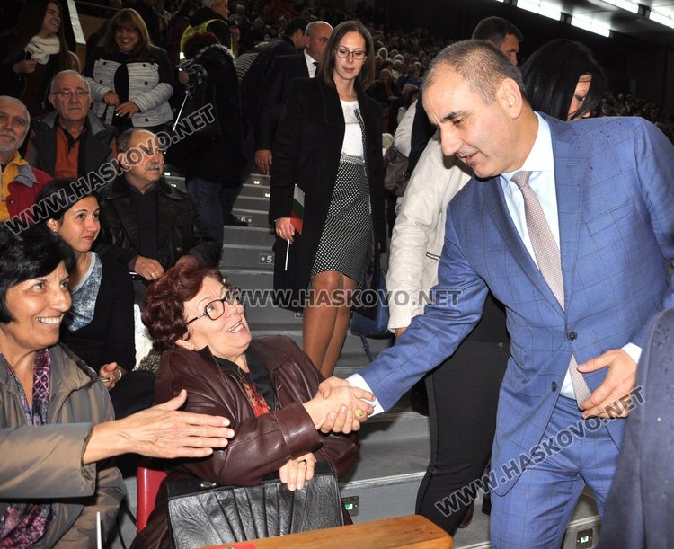 Препълниха зала "Младост" за спектакъла на ансамбъл "Чинари"