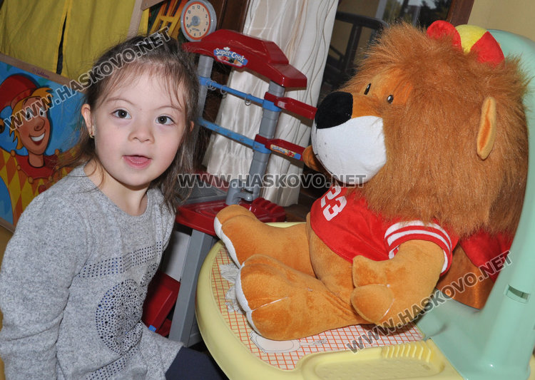 Общностният център стана на 3 г., зарадваха децата с торта и фокуси