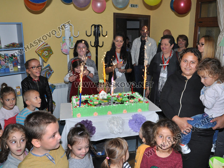 Общностният център стана на 3 г., зарадваха децата с торта и фокуси