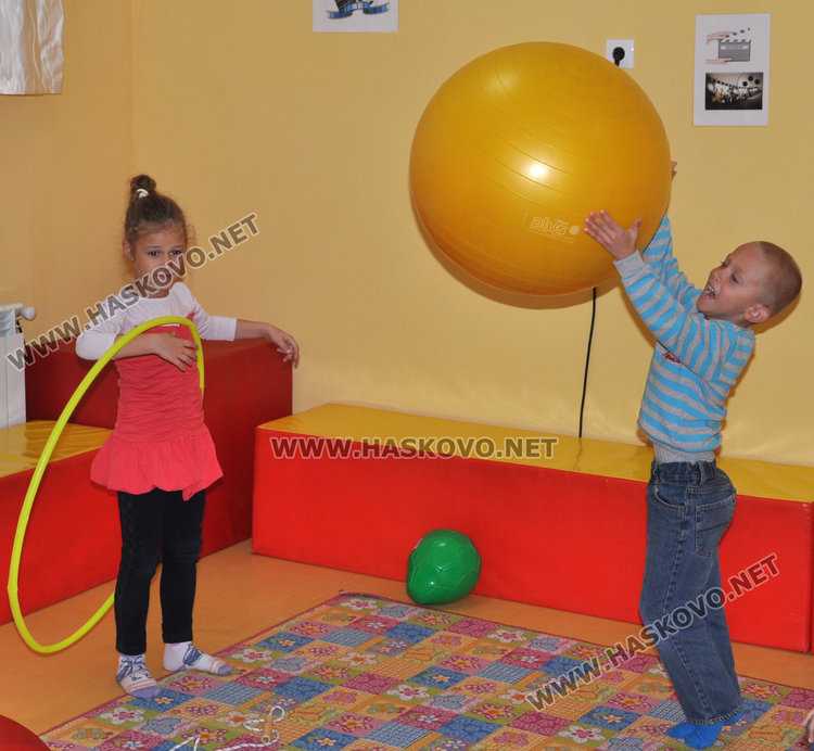 Общностният център стана на 3 г., зарадваха децата с торта и фокуси