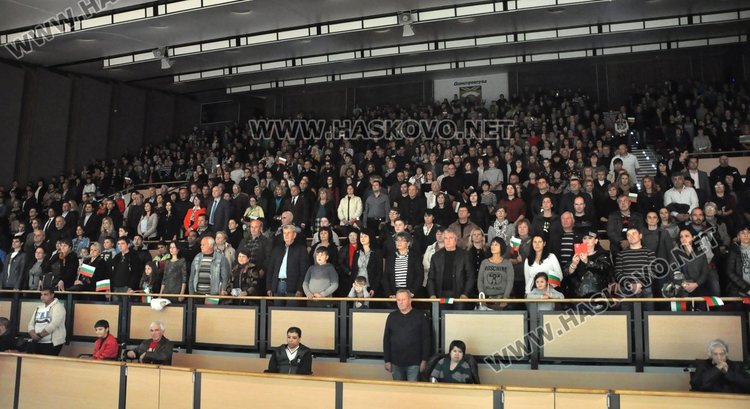 Препълниха зала "Младост" за спектакъла на ансамбъл "Чинари"