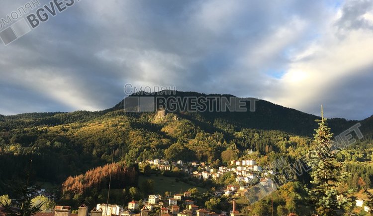 Слънцето наднича, остава студено и облачно