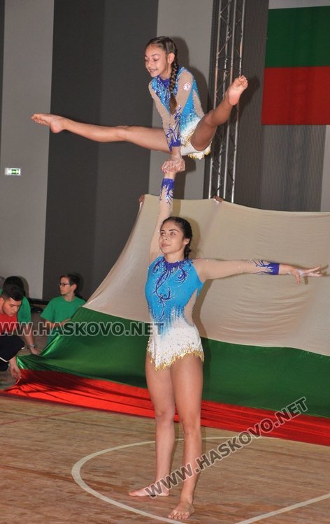 Препълниха зала "Младост" за спектакъла на ансамбъл "Чинари"