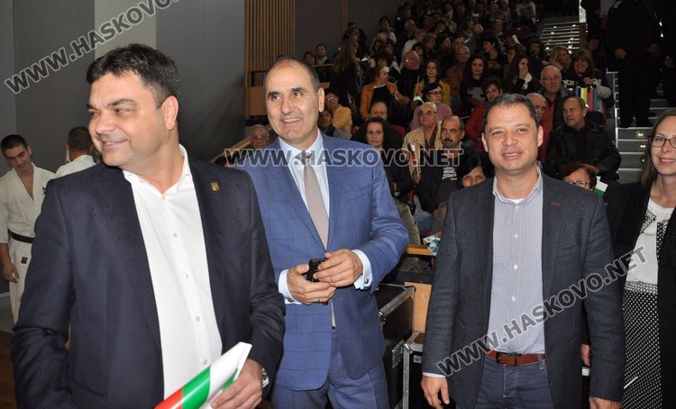 Препълниха зала "Младост" за спектакъла на ансамбъл "Чинари"