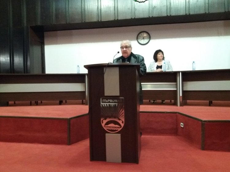 Вместо да получават подаръци за рождения си ден, писателите раздаваха