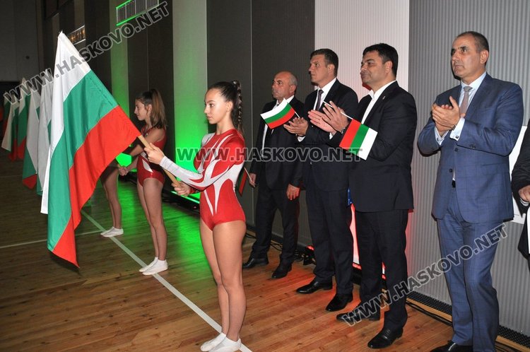 Препълниха зала "Младост" за спектакъла на ансамбъл "Чинари"