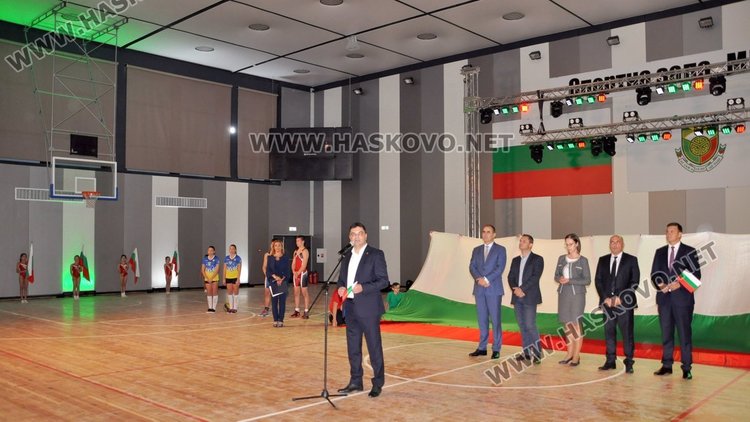 Препълниха зала "Младост" за спектакъла на ансамбъл "Чинари"