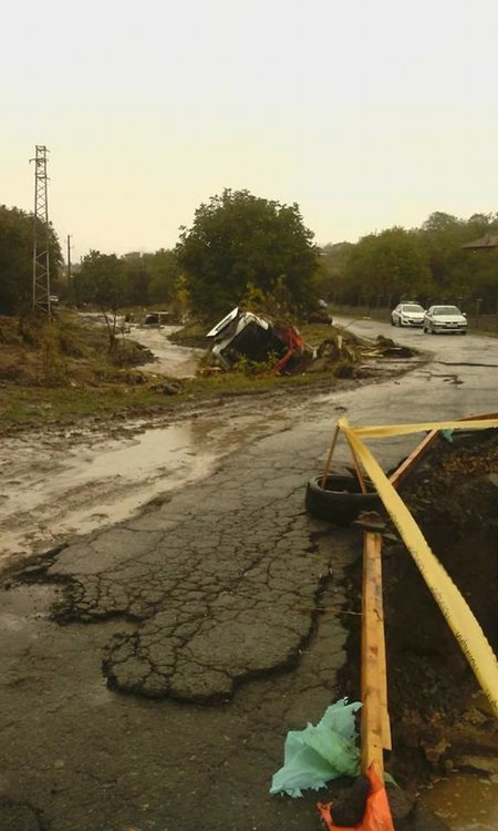 Потоп в Бургас: Трима загинали, язовири преливат