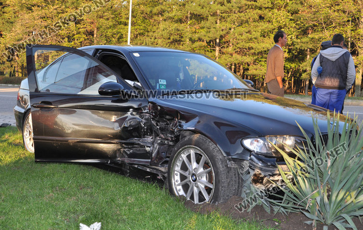 БМВ засече Опел и заора градинката на бензиностанция