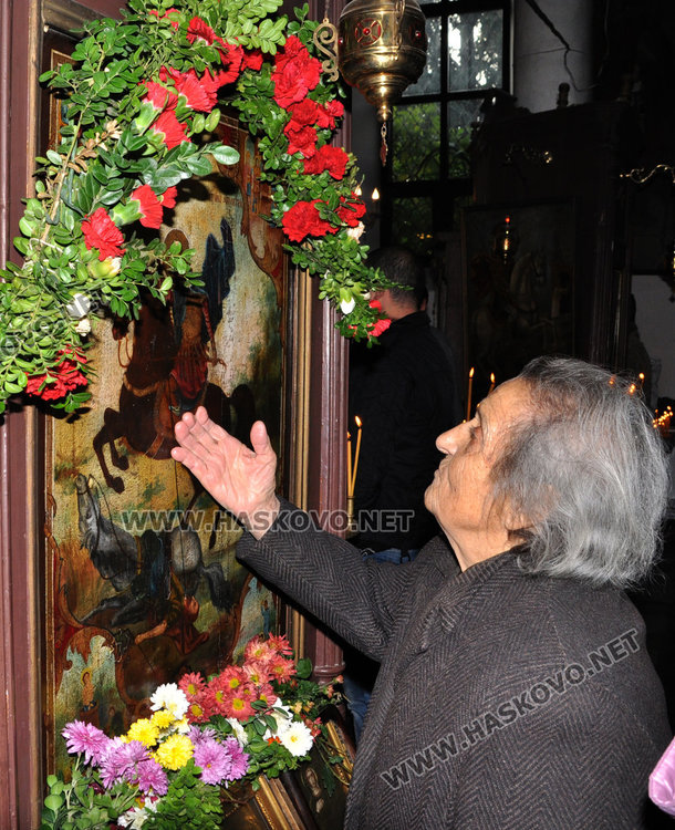 Стотици миряни сведоха глава в църквата „Свети Димитър“ за празника