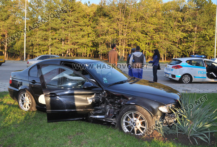 БМВ засече Опел и заора градинката на бензиностанция