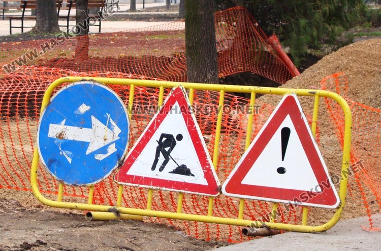 Темата за разкопаването по улици, тротоари и зелени площи в Димитровград бе повдигната днес на сесията на Общинския съвет