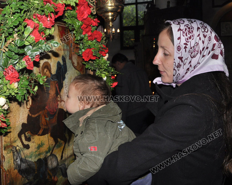 Стотици миряни сведоха глава в църквата „Свети Димитър“ за празника
